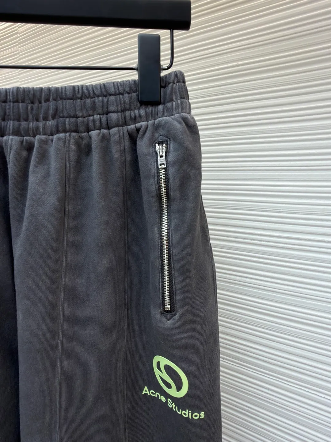 Acne Studios distressed logo trousers ●Original version: purchased and developed for 5500 ●Item number: 1682336-B10 ●Fabric: cloud velvet fabric ●Technology: made by ancient stone grinding ●Color: gray ●Version: loose version ●Weight: about 725 grams ●Size: The restrained aesthetics of cool tones sublimates dressing into a tonal narrative. The Acne Studios logo is embedded in the front of the trouser legs with a hidden edge, making the logo an invisible medal. It is based on the rhythm of the body. Irregular three-dimensional pleats are carved on the trousers, and the layering is full. It blooms proudly like a work of art and becomes the leader of fashion trends. Infrared positioning heat transfer process. Infrared positioning Acne Studios logo pattern for more precise positioning. Use heat transfer materials for processing. The fabric is baked to fix the printed pattern. It is firm and durable and beautiful. The ancient method of stone grinding + hand-wrinkling uses natural pumice and biological enzymes to repeatedly rub the trousers to simulate the natural fading effect of wear and tear. The irregular three-dimensional pleats are formed by hand-wrinkling, and the washing and coloring process are used to make the clothes old. The special desizing agent is preferred, and then the fabric is soaked in it to be evenly sized. After desizing, it is finally rinsed. The workmanship is extremely complicated and the loss is high. The overall wiring is straight and delicate, the fabric is comfortable and soft, and the color is consistent without color difference. It can be matched with the same style to create a fashionable look and control various occasions. Customized accessories, complete with three standards, same style for men and women!